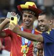 Lamine Yamal comemora título da Eurocopa com o pai  Foto: Jean Catuffe/Getty Images