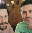 Gabriel Passos Magalhães Luzetti (esquerda) e Guilherme Magalhães (direita) foram impedidos de trocar a fralda da filha no único fraldário disponível em restaurante  Foto: Reprodução: Facebook/Guilherme Guarany C. Magalhães Luzetti