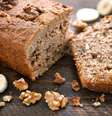 Bolo de banana com nozes  Foto: Claire Fraser Photography | Shutterstock / Portal EdiCase