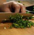A faca do chef permite cortar diversos tipos de alimentos –  Foto: Shutterstock / Alto Astral