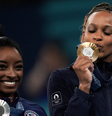 Rebeca Andrade e Simone Biles  Foto: Rebeca Andrade e Simone Biles no pódio do solo em Paris-2024 ( Alexandre Loureiro/COB) / Olimpíada Todo Dia