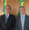 Renato Bolsonaro (dir.) ao lado do irmão, o ex-presidente Jair Bolsonaro (PL)  Foto: Reprodução/Facebook