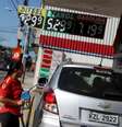 Mulher abastece carro em posto no Rio de Janeiro  Foto: Reuters