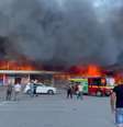 O shopping center Galaktika pegou fogo e foi consumido pelas chamas em uma área de mais de 10.000 metros quadrados  Foto: Reprodução / Twitter / Perfil Brasil