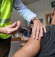 Homem recebe vacina de mpox em Paris
 27/7/2022   Alain Jocard/Pool via REUTERS  Foto: Reuters