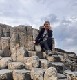"Vi nos mochileiros a oportunidade de viajar dentro da minha realidade financeira", conta a aposentada; a foto foi tirada na Irlanda  Foto: Acervo pessoal/@coroamochileira
