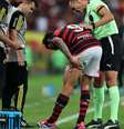 Pedro sente lesão na coxa contra o Bolívar, no Maracanã  Foto: Wagner MeierGetty Images