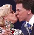 Em um Troféu Imprensa, Hebe ganhou um selinho de Silvio Santos  Foto: Reprodução