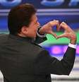 Com show de alegria, Silvio Santos se tornou 'o dono' do domingo na televisão brasileira  Foto: Reprodução