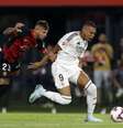 Pablo Maffeo, do Mallorca, tenta marcar Mbappé . No fim da partida o seu time arrancou o 1 a 1 com o Real Madrid  Foto: Oscar del Pozo/AFP via Getty Images / Jogada10