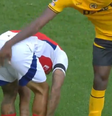 Gabriel Jesus se irrita com 'apalpada' de jogador adversário, empurra rival e leva cartão amarelo  Foto: Reprodução/Redes Sociais 