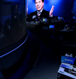 Renata Vasconcellos e César Tralli durante 'minuto de silêncio' em homenagem a Silvio Santos, apresentador do SBT que morreu neste sábado, 17  Foto: Reprodução/Jornal Nacional/TV Globo