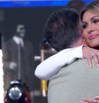Lívia Andrade chora ao vivo na Globo e abraça Luciano Huck   Foto: Reprodução/TV Globo