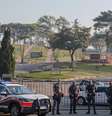 Fãs homenageiam Silvio Santos em frente ao cemitério israelita onde ele foi enterrado  Foto: Tomzé Fonseca/Agnews