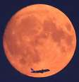 Superlua em Londres, Reino Unido, alaranjada por conta da poluição  Foto: Reuters / BBC News Brasil