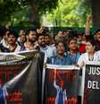 Médicos em protesto exigindo justiça após estupro e assassinato de colega em hospital em Calcutá, Nova Delhi  Foto: REUTERS/Adnan Abidi