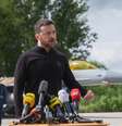 O presidente da Ucrânia, Voldymyr Zelensky, discursando em frente a um dos caças F-16 que a Ucrânia recebeu em julho.  Foto: Getty Images / BBC News Brasil
