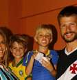 Filhos gêmeos de Fernanda Lima e Rodrigo Hilbert chamaram atenção pela altura em dia de teatro com os pais em 18 de agosto de 2024.  Foto: AGNews / Purepeople