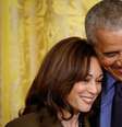 Harris e Obama se abraçam em um evento na Casa Branca em 2022  Foto: Getty Images / BBC News Brasil