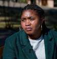 Lineo Raphoka dirige um grupo de apoio para pessoas com problemas de saúde mental que já pensaram em suicídio  Foto: BBC News Brasil