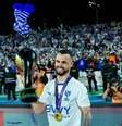 Michael com a taça da Supercopa Saudita –  Foto: Divulgação / Al Hilal / Jogada10
