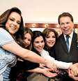 Silvio Santos com a esposa e as seis filhas  Foto: Foto/Reprodução / Mais Novela