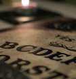 O tabuleiro Ouija foi adaptado em versões mais modestas no Brasil (Imagem: Divulgação/Amy Gillard por Pixabay)  Foto: Canaltech