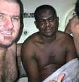 Harrison Okene (segundo da esquerda para a direita) não esquecerá o momento em que o barco em que navegava começou a afundar  Foto: DCN Global / BBC News Brasil