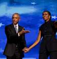 Casal Obama destacou que, apesar da leve vantagem de vice-presidente Kamala Harris nas pesquisas nacionais, eleição será decidida por número reduzido de Estados decisivos  Foto: Reuters / BBC News Brasil
