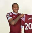 Apresentação de Luizão no West Ham, em 2023 –  Foto: West Ham/Divulgação / Jogada10