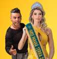 A Miss Débora Gonçales vai disputar título nacional com traje feito de plástico criado por Edson Eddel  Foto: Divulgação