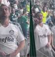 Torcedor do Palmeiras foi flagrado fazendo gesto obsceno no Allianz Parque.  Foto: Reprodução/Twitter / Estadão