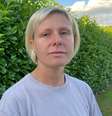Kirsty, uma florista britânica, perdeu 80 mil libras em um golpe de namoro  Foto: BBC/Shari Vahl / BBC News Brasil