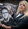 O filho de Angela Stevens, Brett, cometeu suicídio após anunciar no site que estava em busca de um parceiro  Foto: Phil Coomes/BBC / BBC News Brasil