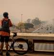 A densa fumaça, que encobriu prédios oficiais como o do Congresso Nacional, é intensificada pelas queimadas que ocorrem no Estado de São Paulo  Foto: Marcelo Camargo/Agência Brasil / Estadão
