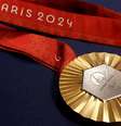 A medalha das Paraolimpíadas vem escrita em braile em um dos lados  Foto: Reuters / BBC News Brasil