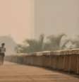 Uso de máscara é uma das ações indicadas pelas autoridades para filtrar parte das partículas da fumaça  Foto: Marcelo Camargo/Agência Brasil / BBC News Brasil