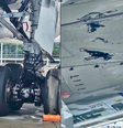 A banda de rolagem de um dos pneus (a borracha que reveste o pneu e faz contato com o solo) se separou, danificando a parte inferior da asa direita do avião  Foto: Reprodução/Redes Sociais 