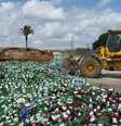Processamento do vidro em São Luís (MA): Reciclagem do material está concentrada em poucas regiões do Brasil  Foto: Divulgação / Abividro / Estadão
