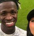 Vini e Kim fizeram um registro no campo do Bernabéu; posteriormente, os espanhóis venceram em jogo pela La Liga –  Foto: Reprodução/Instagram / Jogada10