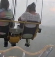 Turistas ficam presos em brinquedo a 76 metros de altura em parque no México   Foto: Reprodução/Montagem