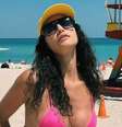 Débora Nascimento posa de biquíni em home office e eleva a temperatura da web.  Foto: Instagram, @debranascimento / Purepeople