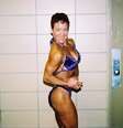 Marilynn Larkin posando em sua primeira competição de fisiculturismo natural em 2002  Foto: 