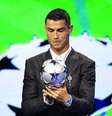 Cristiano Ronaldo recebe prêmio de maior vencedor da história da Champions –  Foto: Valery Hache/AFP via Getty Images / Jogada10