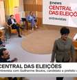 Mônica Waldvogel se levanta e deixa o cenário para pegar água a Guilherme Boulos  Foto: Reprodução/TV