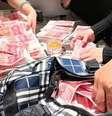 Funcionários contando R$ 466 mil em notas  Foto: Weibo/Reprodução