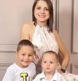 Edinéia Telles e os filhos, de 2 e 4 anos  Foto: Reprodução/Redes Sociais