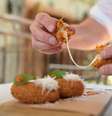 Agora no Nino, o supplì al telefono é o bolinho de arroz romano com crosta crocante e mozarela derretida no meio, como um fio de telefone.  Foto: Felipe Rau/Estadão / Estadão