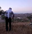 Olayan Olayan, nascido em Battir em 1941, observa vale onde assentamentos israelenses foram construídos  Foto: BBC News Brasil