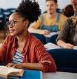 A leitura das obras obrigatórias nos vestibulares enriquece o conhecimento e a visão crítica dos estudantes  Foto: Drazen Zigic | Shutterstock / Portal EdiCase